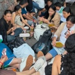 外国人観光客がディズニーシーの通路でカップ麺を食べて炎上→メディアが運営会社に問い合わせた結果、さらに炎上する事態に・・・