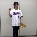 モー娘。17歳、雨で始球式中止→まさかのエア投球に拍手喝采ｗｗｗ