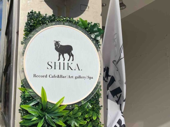 石川県金沢市片町に『SHIKA』なるカフェ&バーとアートギャラリー・スバが融合した複合スペースがオープンしてる。