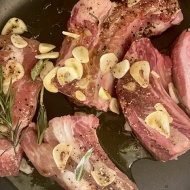 バルサミコで煮るから驚くほど柔らかい！スペアリブのストゥファート