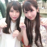『[イコラブ] みりにゃ　まねきケチャ凛ちゃんと美桜ちゃんと写真を撮る【=LOVE(イコールラブ)、大谷映美里】』の画像