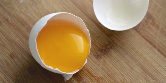 7ヶ月半賞味期限の過ぎた卵のベーコンエッグなんでお前おいしそうに食って平気なの？もしかして加熱すれば問題ないの？