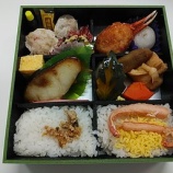 『崎陽軒 新橋駅店「期間限定 松花堂弁当冬」いい感じに多品種感! 1250円も納得の内容』の画像