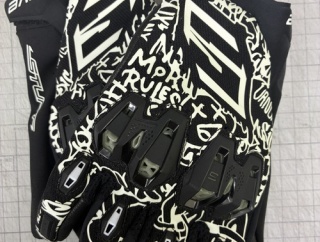 【東静岡2りんかん】ちょっと面白いグローブが入荷してます！！🧤