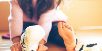 4歳の娘は「お風呂上がりは靴下を履く」と言って、それが彼女の最近のブーム。