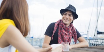 友人が彼氏について「どんなことも褒めてくるから会話にならなくて疲れる」と言っていた。いいことのはずと思っていたけど、実際に会うとそのまますぎて怖くなった…