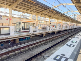 阪急高槻市駅の大阪梅田ゆき方面にホームドアが設置されてる。3月17日供用開始予定