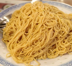 【四ッ谷】見た目は地味でも味は衝撃！創業40年の老舗「嘉賓」で名物・牡蠣ソース和えソバ