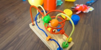 嫁がおもちゃの片づけをしない子供を激しく叱責する。可哀想で片づけを手伝うと、俺にまで文句をつけてきた。