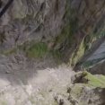 命知らずにも程がある。狭い峡谷をパラグライダーでアクロバット低空飛行