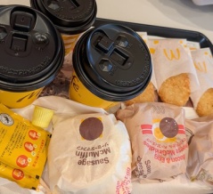久しぶりに朝マック！初めて「グリドル」を食べてみたら甘じょっぱくておいしかった