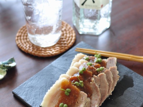 おうち飲みを格上げ！日本の四季を感じるジンに合わせたい絶品【蒸し豚の田楽みそ添え】PR