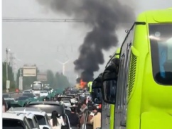 【速報】大型連休の最中に中国製EVが爆発炎上して大渋滞・・・