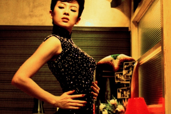 チャイナドレスを着る女 Lotus Land