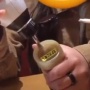 【炎上】またスシローで迷惑行為！女性客による調味料容器の異物混入動画が拡散 → 運営「警察へ相談済みです」