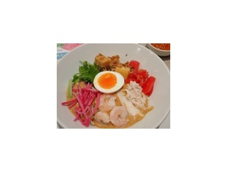 蒸し鶏と海老のシンガポール風冷やしラクサ