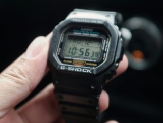 インフルエンサーさん「スーツにG-SHOCK付けてる人、損してます」→炎上