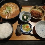 『浜松町 もつ福「濃厚白もつ煮込み鶏唐揚げ定食」モツ煮たっぷり! すばらしく良い』の画像