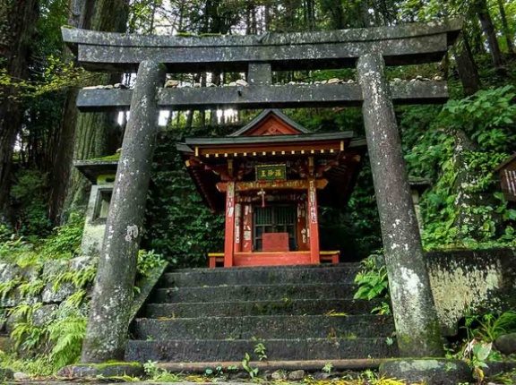 イギリス人「日本の神社ってどういう存在なの？宗教施設or文化遺産どっち？」
