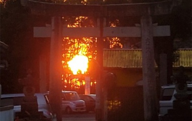 『参道一の鳥居に沈む夕日』の画像