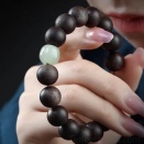 上品な魅力を放つ、10MM沈香ブレスレット。天然石が引き立てる、女性のためのおしゃれ数珠ブレスレット