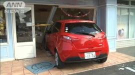 初心者の女性が運転する真っ赤な車がケーキ店に突っ込む…「アクセルとブレーキを踏み間違えた」