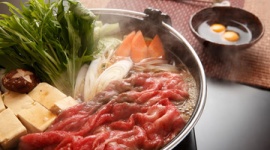 外人「すき焼きって何が美味いの？ 肉を砂糖で煮込んで生卵つけて食べるって日本人は味覚障害だろ」