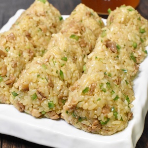 やみつきな味わい♪豚肉とピーマンの混ぜ込みおにぎり