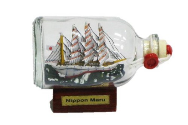 風を切って空想の大海を駆け巡る ボトルシップ 部屋を自分の色に飾る