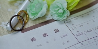 証人欄にサインした足で女友達と呑みに行き、実質二股生活を始めたらしい…そんな人に証人になってもらった婚姻届、ちょっとゲン悪くて…