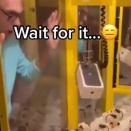 そんなのってアリ！？ＵＦＯキャッチャーでお目当ての景品をやっとゲットできたと思ったら・・・。海外の反応