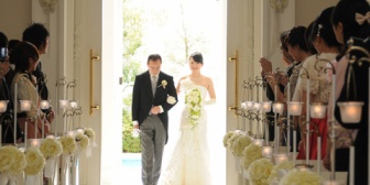結婚式を挙げることになり、入場の時のエスコートに実父を希望したら母の再婚相手が怒りだした。