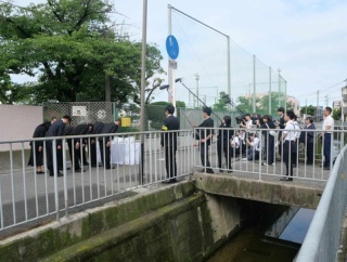 今日2026年6月18日は大阪北部地震から8年　寿栄小学校前で災害に強い町への決意と現地で亡くなられた方への黙とうと献花が行われた