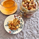 バターで下味をつけたオトナ味の燻製ナッツ