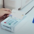 VISAのタッチで支払う時の宣言は「クレカで」「クレジットで」「カードで」のどれが正しいの？