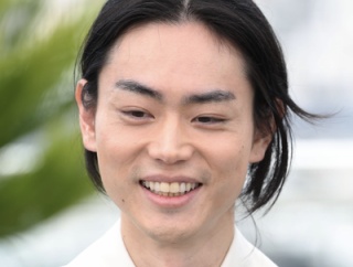 【朗報】菅田将暉さん、ドラマ撮影中に共演者の前屈みをガン見wwwww