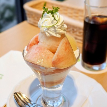 今年初！の「桃パフェ」はフルーツの美味しい有名店で♪