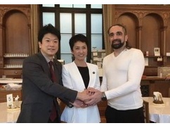 【画像】覚醒剤クルド人とニッコニコで写真撮影をする蓮舫 【画像】覚醒剤クルド人とニッコニコで写真撮影をする蓮舫