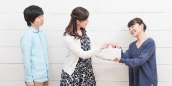 実家から持ってきたお土産を義母に渡したら、義妹に全部渡してしまった。「みんなで分ける」のは理解できるけど、全部は納得いかない。