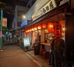 東新宿「大衆酒場 新大久保春田屋」串ものが90円からの激安居酒屋