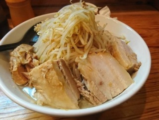 ラーメン屋の常連客「いつもサービスのトッピングありがとうございます」←SNSアップ