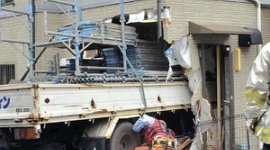 階段を下りていたトラックが民家に突っ込む…横浜