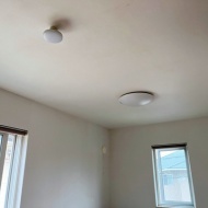 空間の凹凸をなくしたくて寝室の照明を変えてみたら（交換費用記載あり）