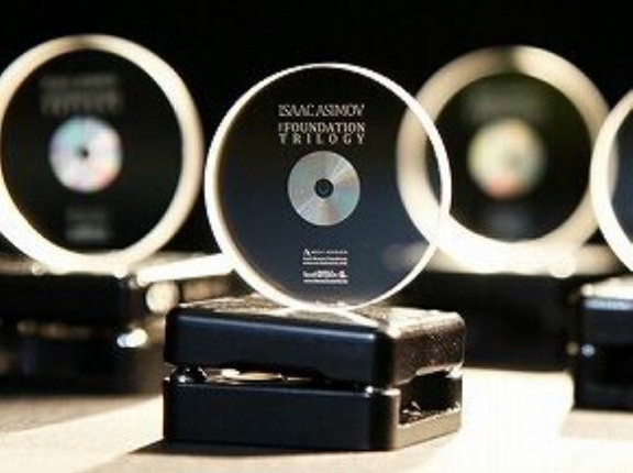 13cmのディスクに360TBのデータを138億年保存できるガラスストレージ技術「5次元メモリクリスタル」