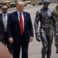 トランプがAIの真実に関するソーシャル投稿で手錠をかけられた背の高い灰色の宇宙人を連行する – 情報公開が迫っているのか?