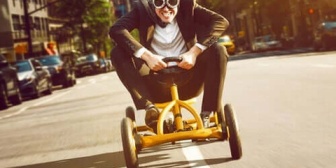 彼氏がいきなり「かぽっ」と言いながら、手のひらをお椀型にして胸に被せてきた。私こんな幼稚な奴と付き合ってるなんて…