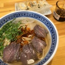 【京都的百歲牛肉麵】位於京都鬧市區三條河原町，有一家可以品嚐正宗中國麵食的餐廳「百歲牛肉麵」。店裡招牌是手工製作的蘭州牛肉麵，除此之外，還有許多冷菜以及中國酒。