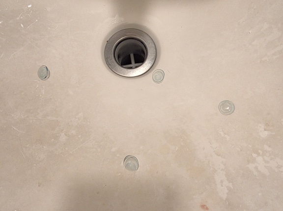 【画像】コンタクトデビュー僕、今朝もコンタクトを10個消費してようやく両目にはまる