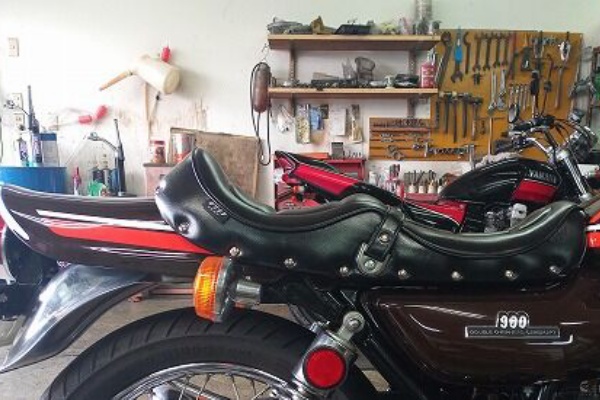 Kawasaki Z400FX シート 持ち出さ 黒 猫背