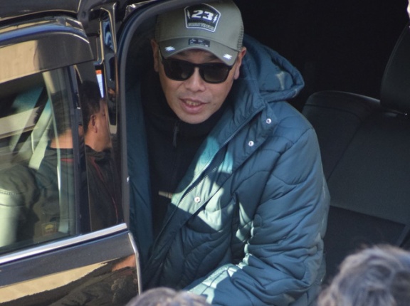 【悲報】巨人・阿部慎之助監督が仕事初めから出待ちファンに超「塩対応」！